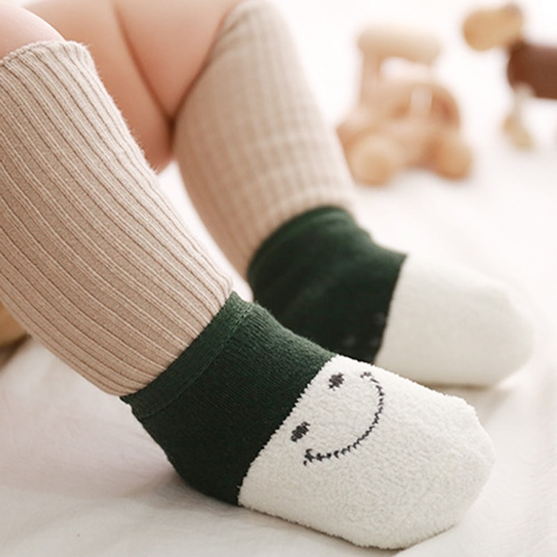 Chaussettes pour enfants automne et caricaturé hiver